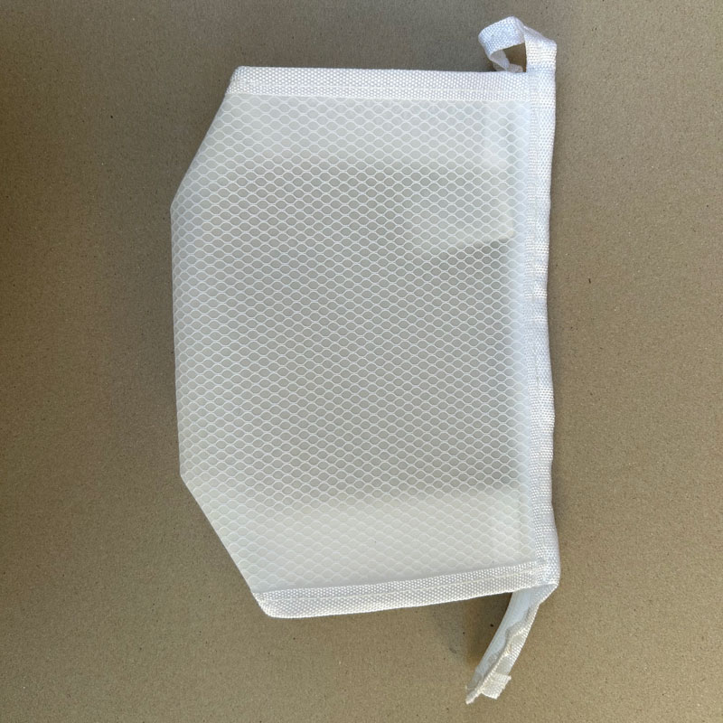 एक पारदर्शी कॉस्मेटिक बैग को कैसे साफ़ करें