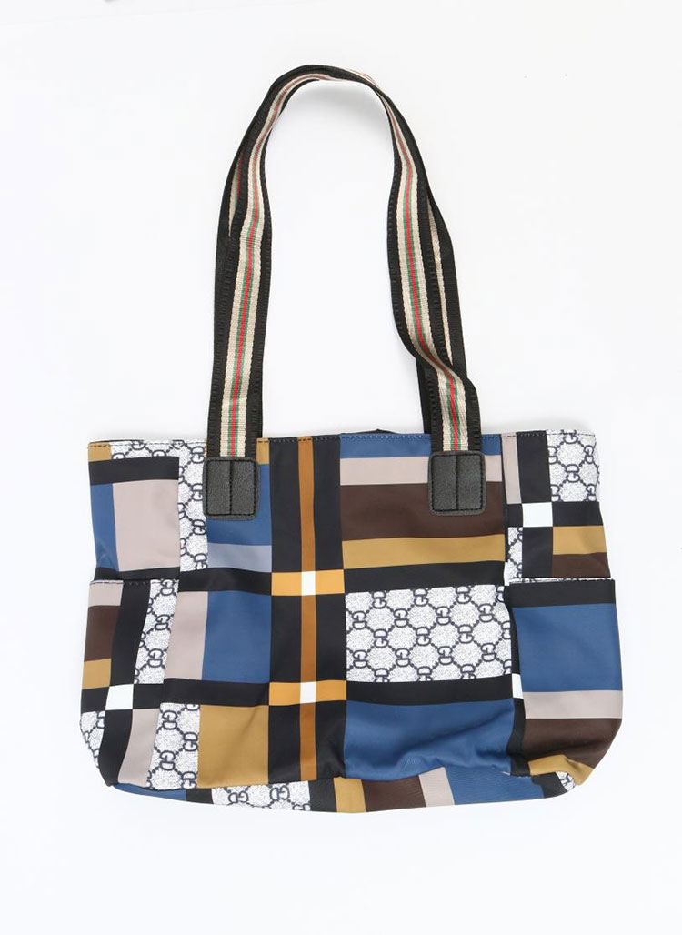 यात्रा के दौरान बड़े कंधे वाले बैग की व्यावहारिकता